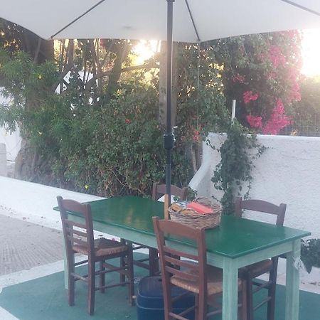 Ο Μπαξεσ Apartment Livadi  Bagian luar foto