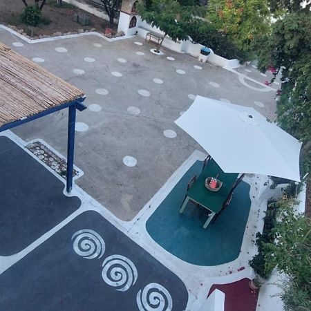 Ο Μπαξεσ Apartment Livadi  Bagian luar foto