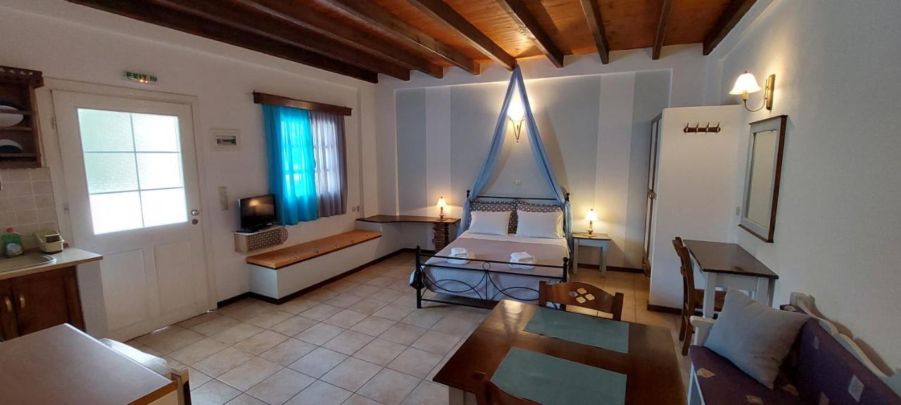 Ο Μπαξεσ Apartment Livadi  Bagian luar foto