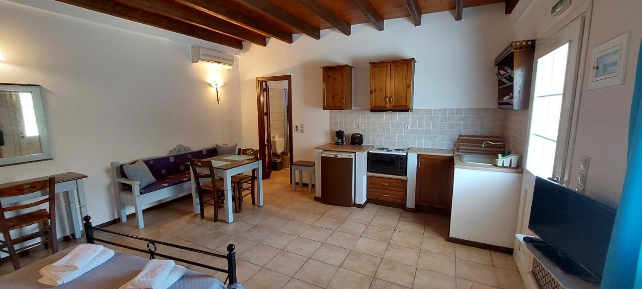 Ο Μπαξεσ Apartment Livadi  Bagian luar foto