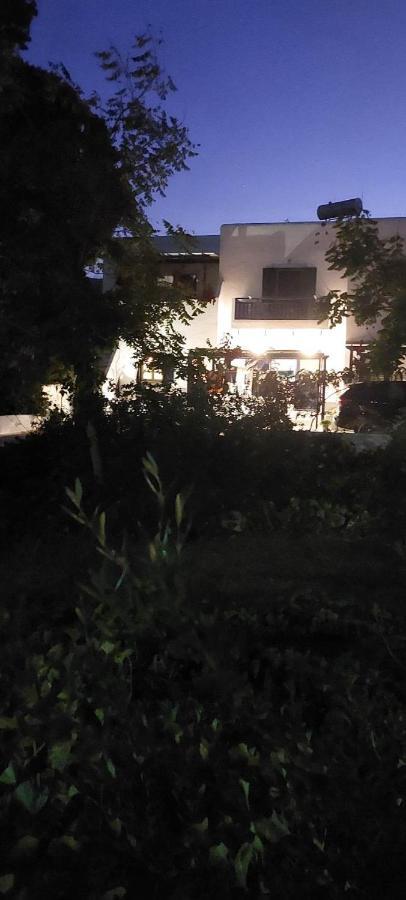 Ο Μπαξεσ Apartment Livadi  Bagian luar foto
