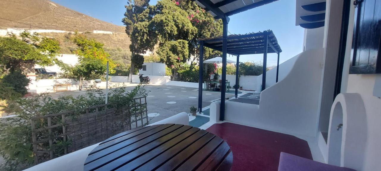 Ο Μπαξεσ Apartment Livadi  Bagian luar foto
