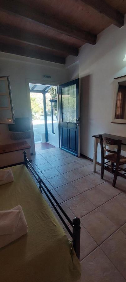 Ο Μπαξεσ Apartment Livadi  Bagian luar foto