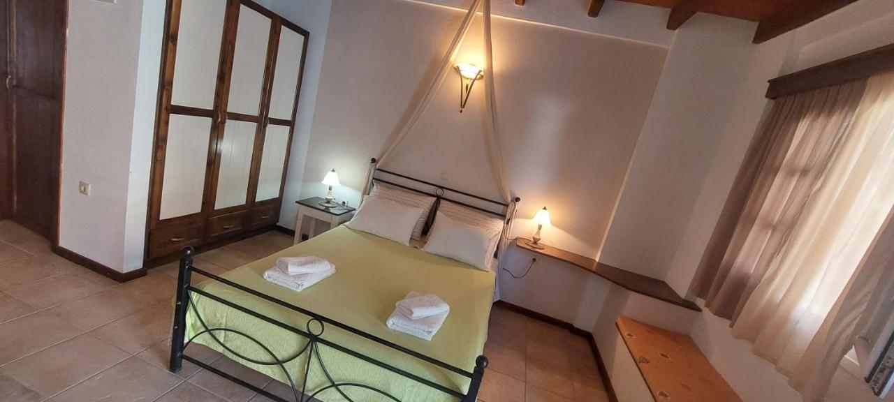 Ο Μπαξεσ Apartment Livadi  Bagian luar foto