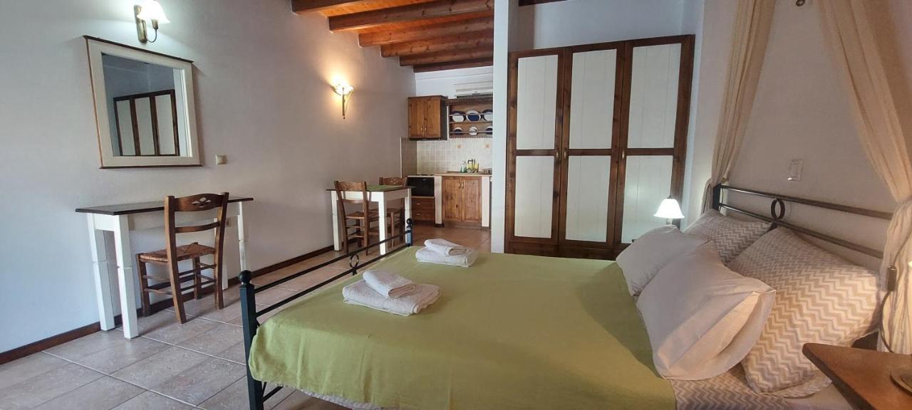 Ο Μπαξεσ Apartment Livadi  Bagian luar foto
