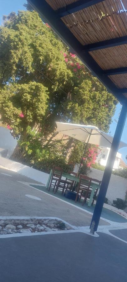 Ο Μπαξεσ Apartment Livadi  Bagian luar foto