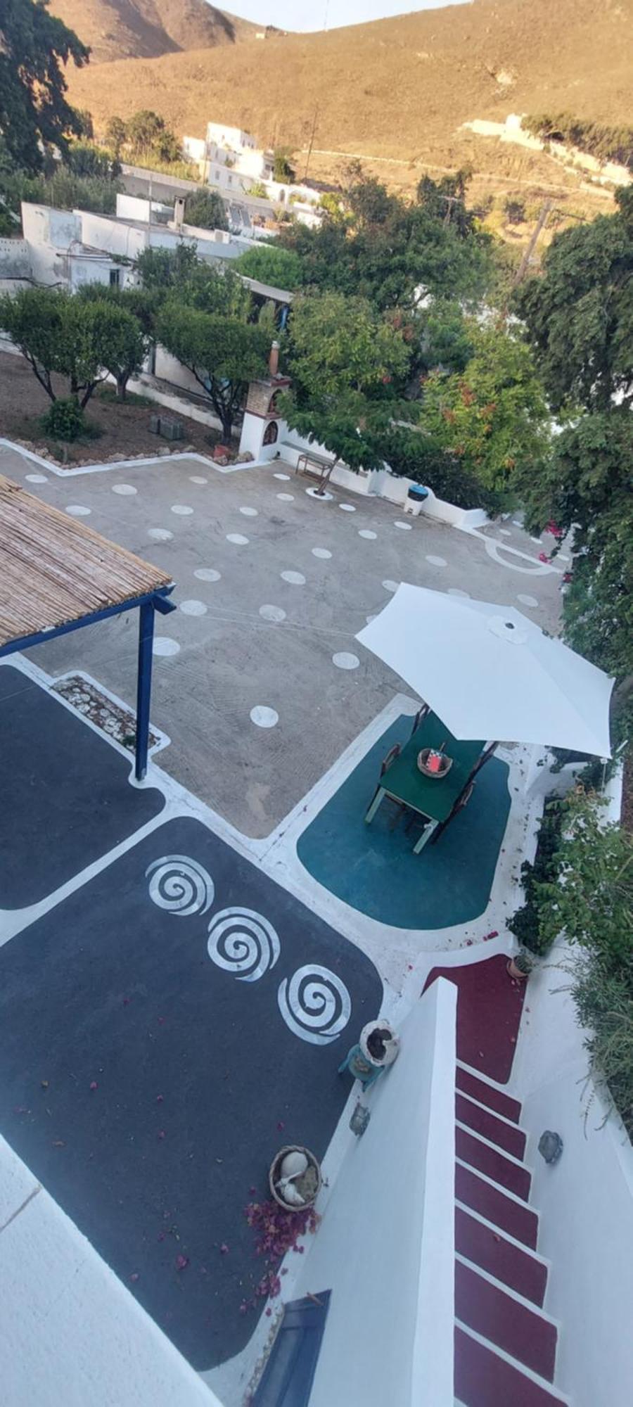 Ο Μπαξεσ Apartment Livadi  Bagian luar foto